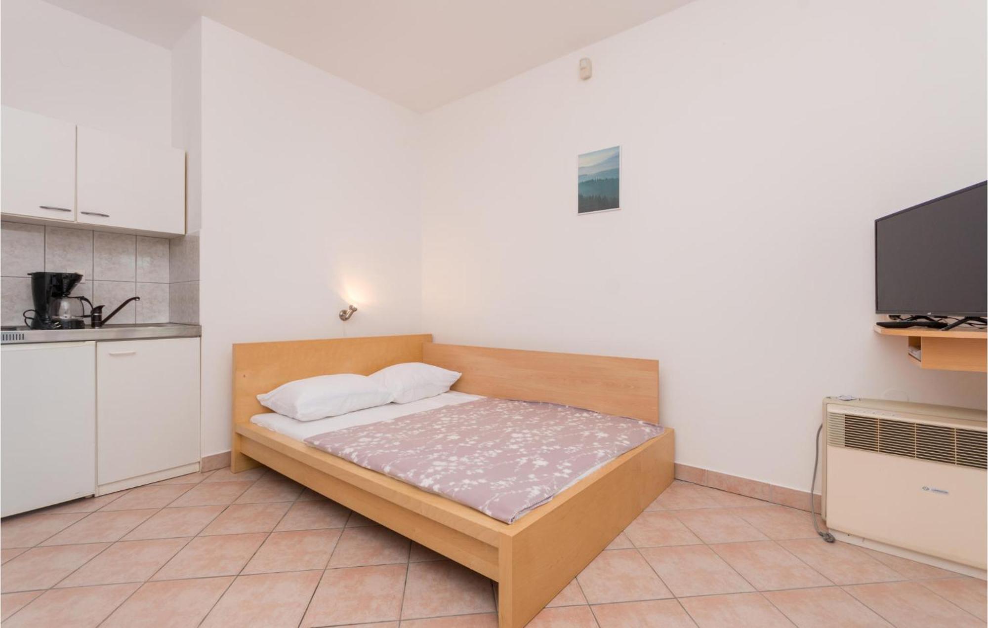 Awesome Apartment In Sveti Filip I Jakov W/ 1 Bedrooms 外观 照片